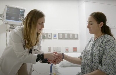 Кодирование Аквилонг в Дзержинском Врач держит пациентку за руку