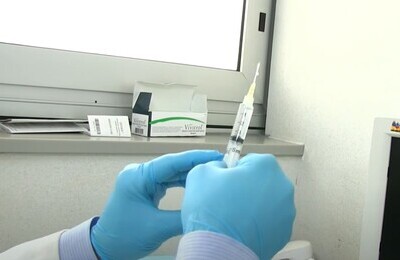 Проведение кодирования Вивитролом в Дзержинском Шприц с Вивитролом в руках у врача